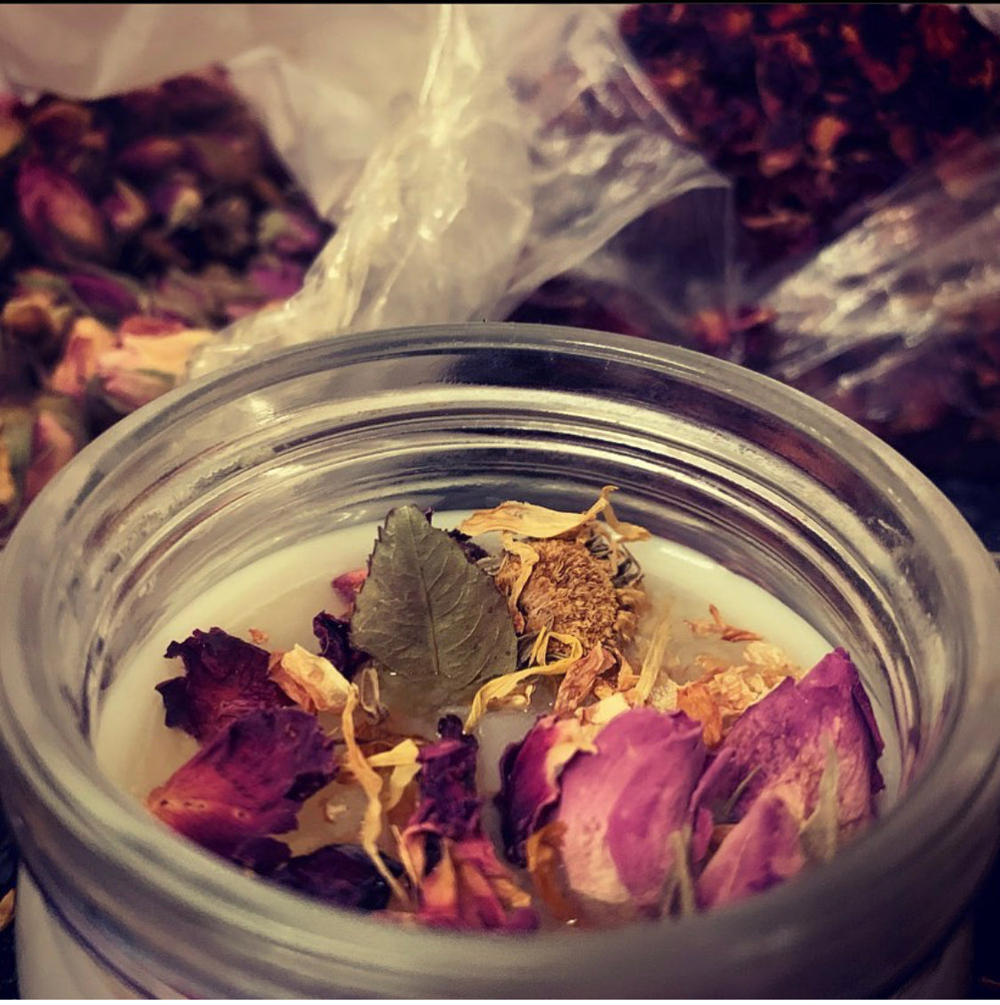 wickless candle with dried flowers- Rosebuds Aroma